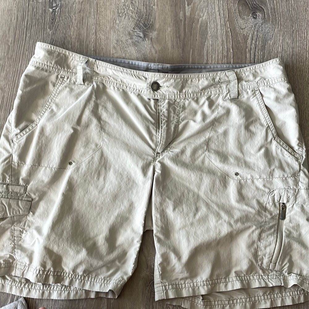 Columbia Titanium tan shorts size 14